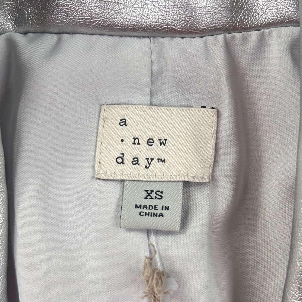 A New Day Blazer XS Silver Metallic Faux Leather Long Sleeve NWT Womens - Picture 3 of 8